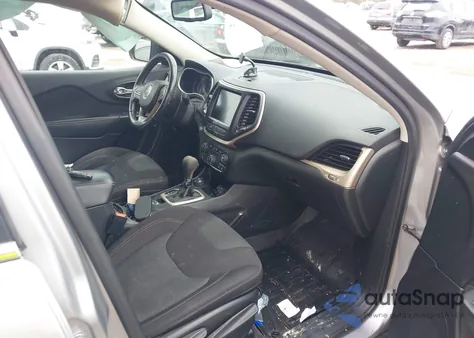 2016 Jeep Cherokee Latitude z USA, uszkodzony, nr VIN 1C4PJMCS5GW206325